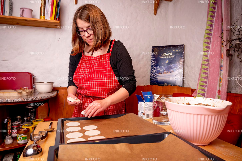 Junge Frau beim Plätzchen backen.
