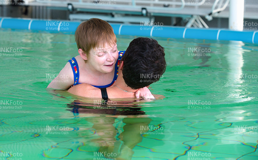 2 Frauen im Schwimmbad.