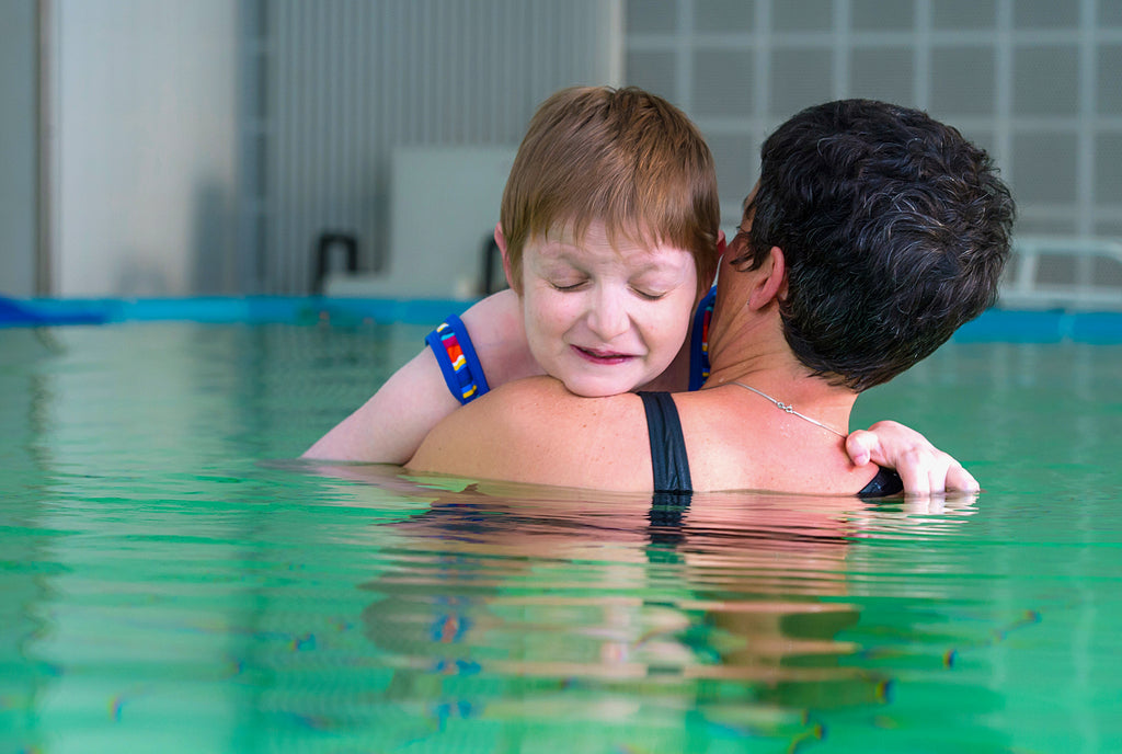2 Frauen im Schwimmbad.