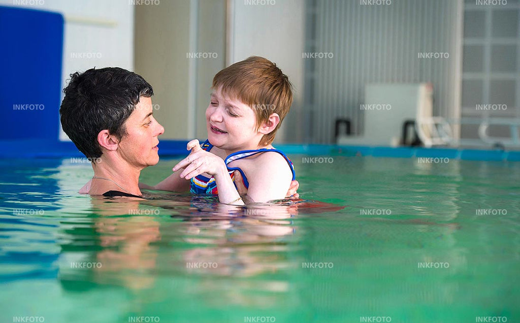 2 Frauen im Schwimmbad