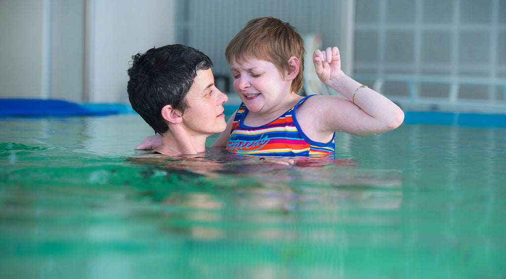 2 Frauen im Schwimmbad.