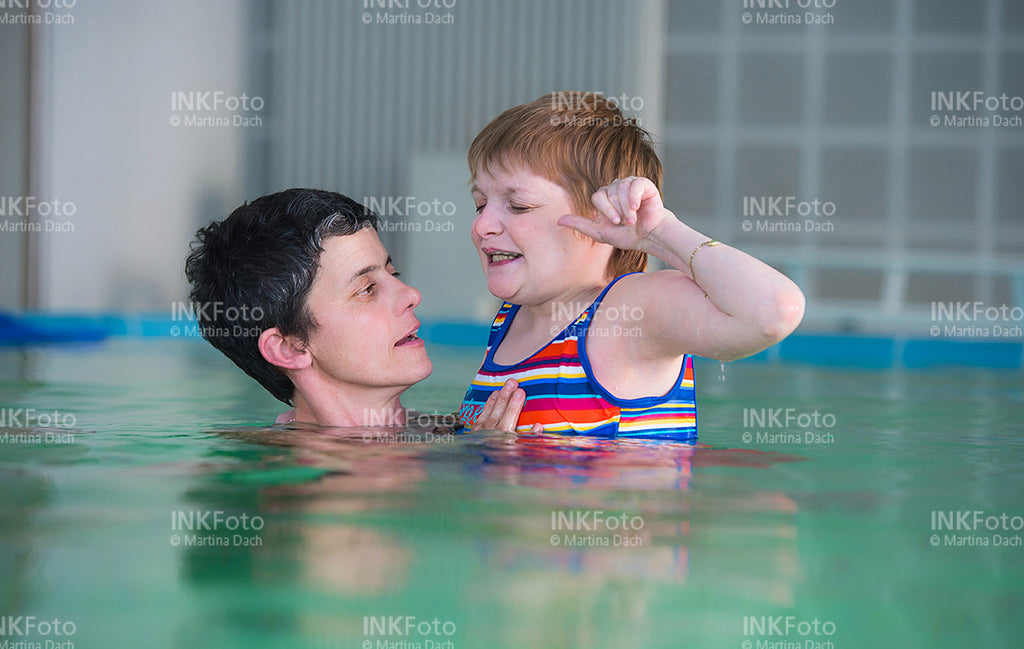 2 Frauen im Schwimmbad.