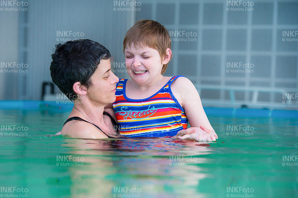 2 Frauen im Schwimmbad.