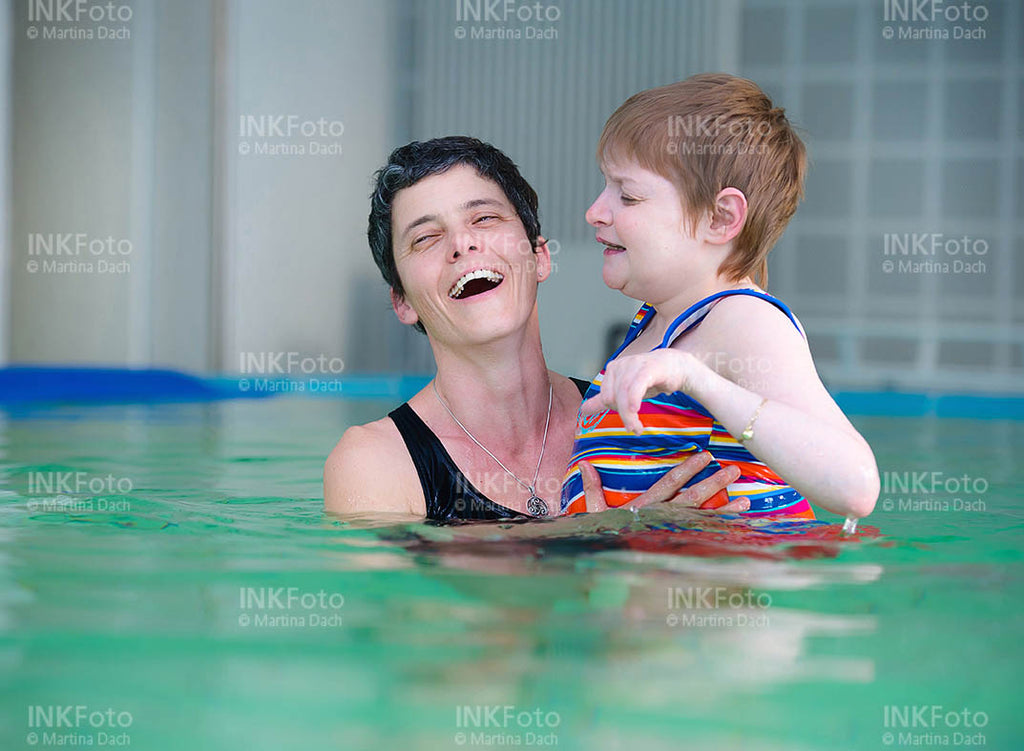 2 Frauen im Schwimmbad.