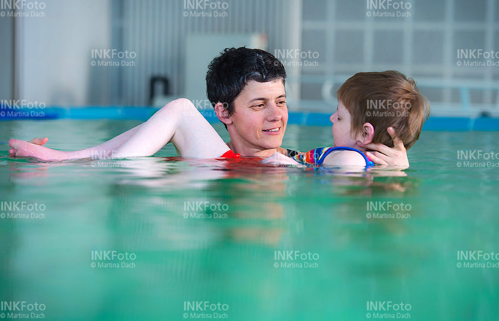 2 Frauen im Schwimmbad.
