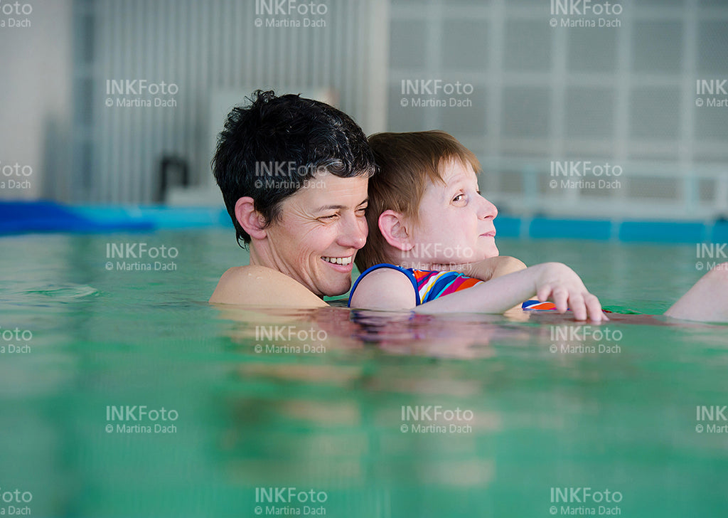 2 Frauen im Schwimmbad.