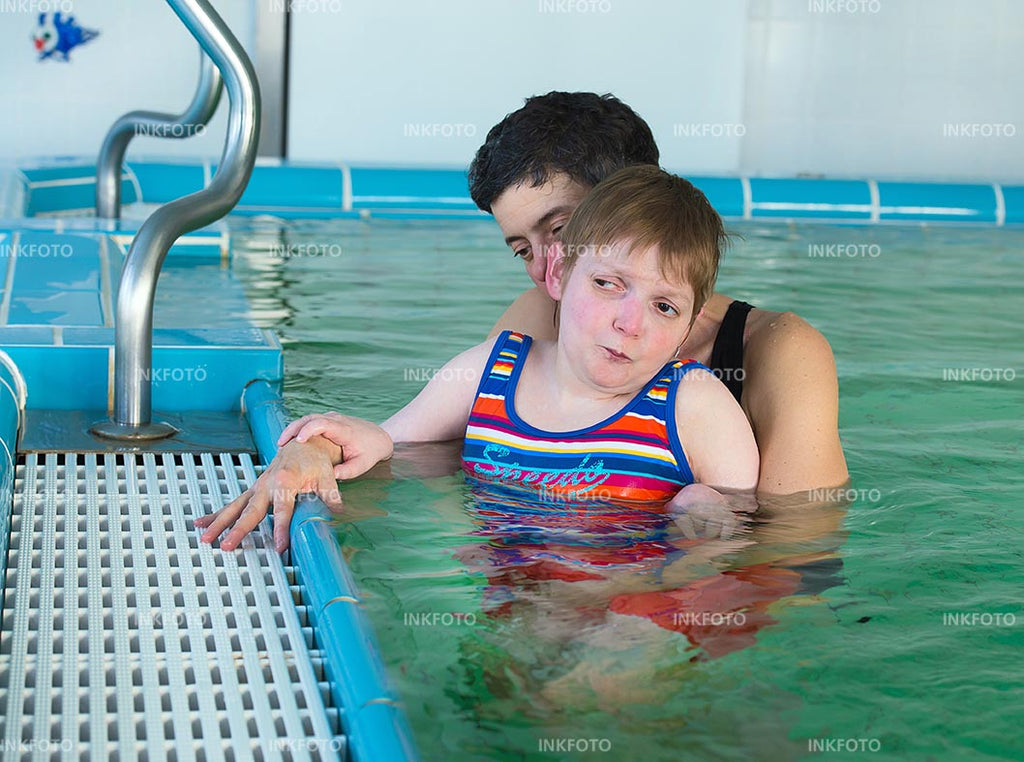 2 Frauen im Schwimmbad