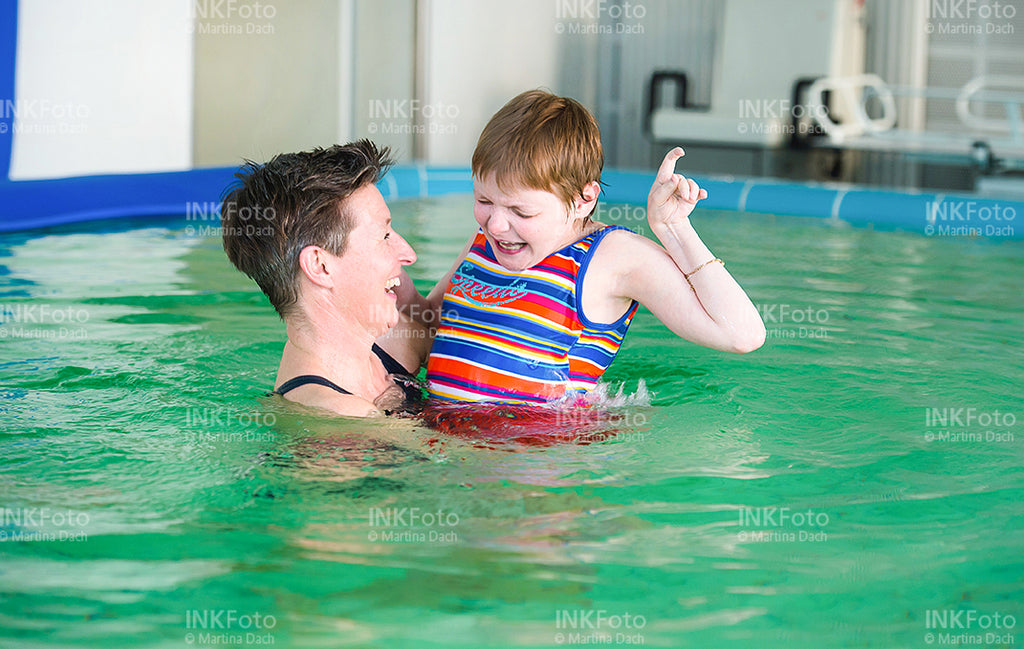 2 Frauen im Schwimmbad.