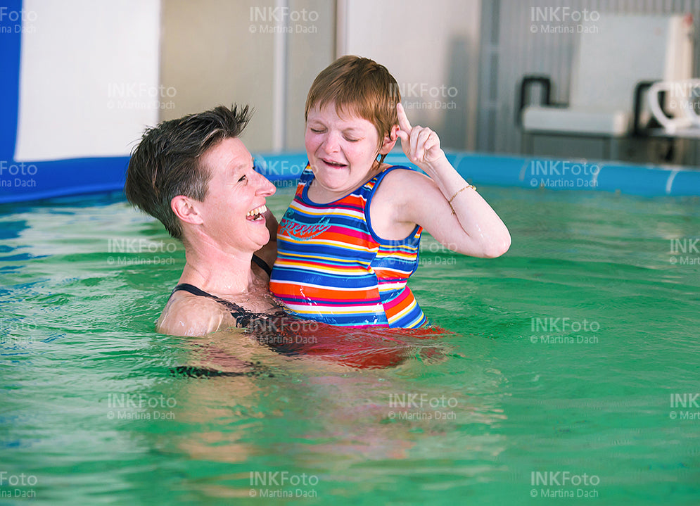 2 Frauen im Schwimmbad.
