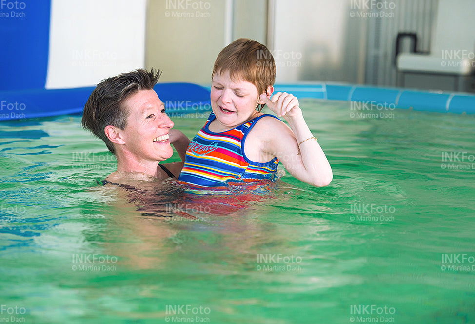 2 Frauen im Schwimmbad.