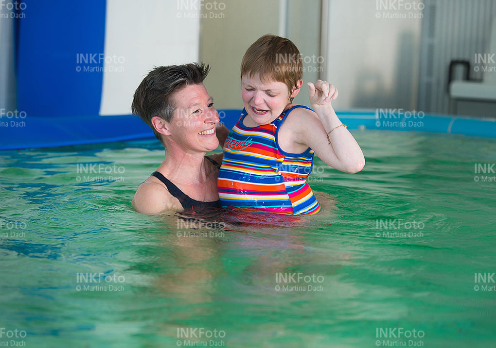 2 Frauen im Schwimmbad.