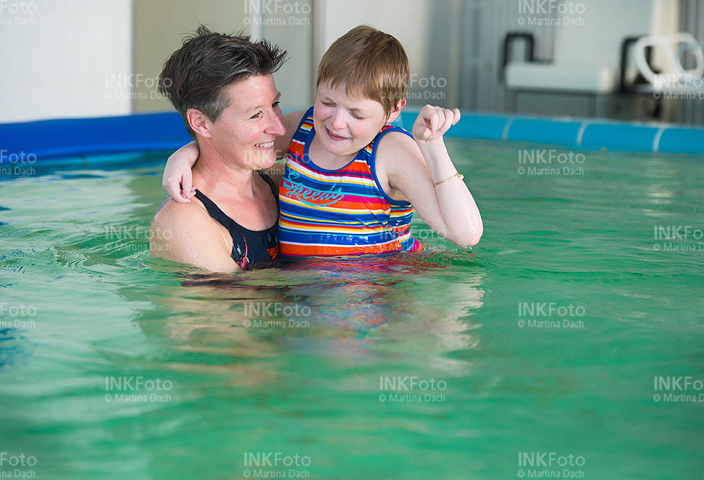 2 Frauen im Schwimmbad.