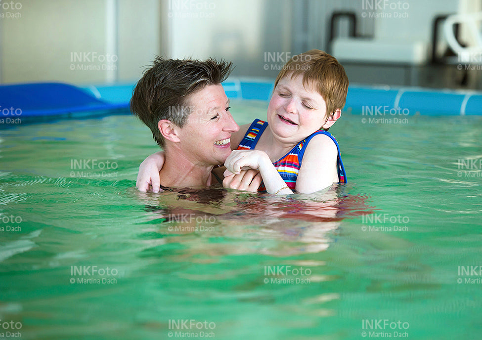 2 Frauen im Schwimmbad.
