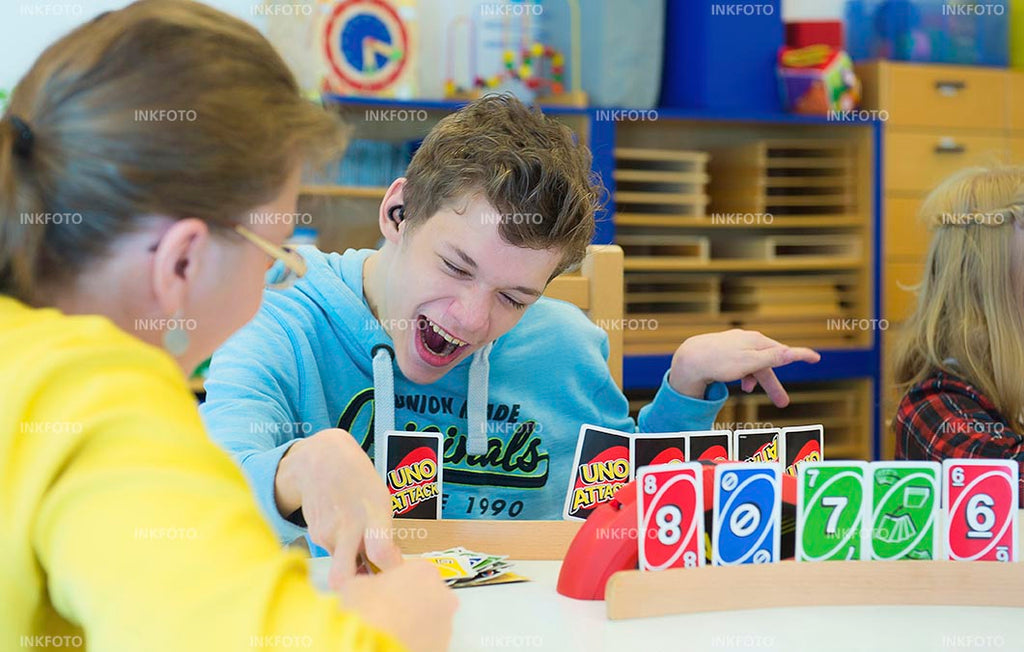 Kinder beim Kartenspielen