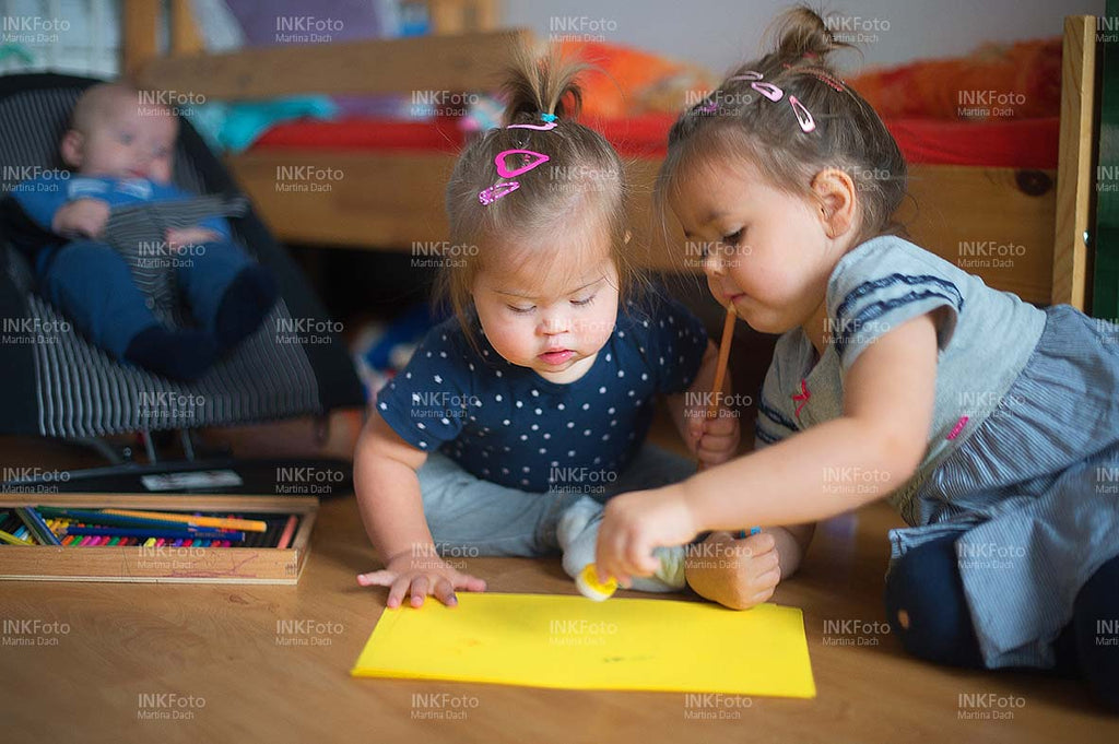 Zwei Kleinkinder mit und ohne Behinderung malen