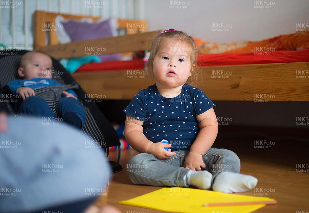 Kleinkind mit Behinderung malt