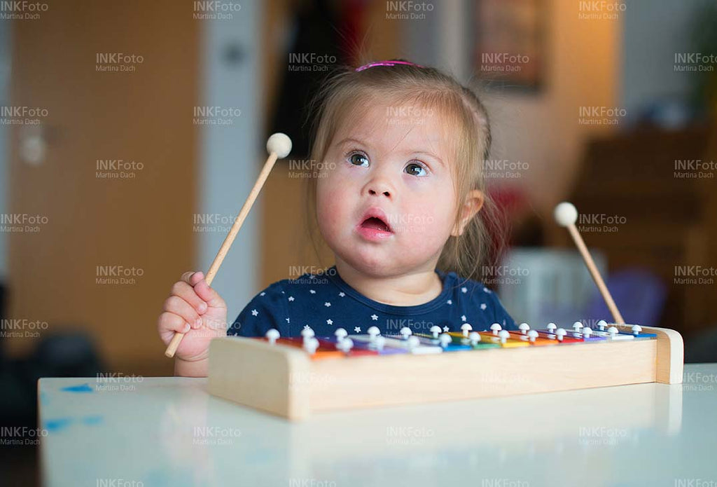 Kleines Mädchen mit Xylophon