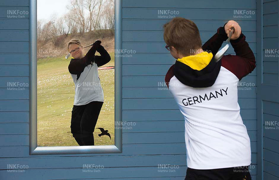 Junger Mann mit Behinderung spielt Golf