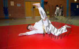 Junger Mann mit Behinderung beim Judo Training