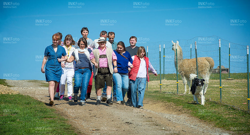 Fröhliche Gruppe von Menschen beim Wandern