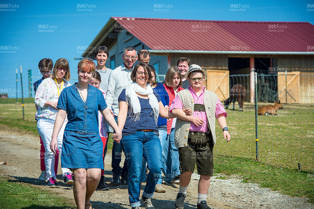 Fröhliche Gruppe von Menschen beim Wandern