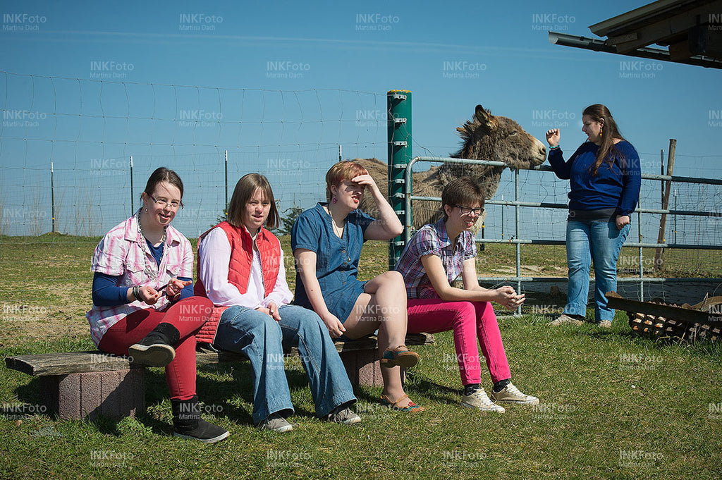 Gruppe junger Frauen auf einer Bank