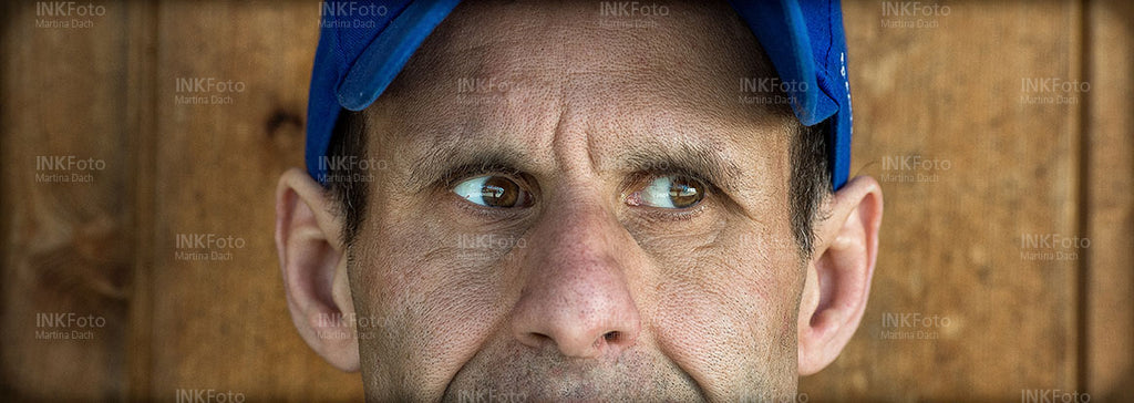 Portrait Mann vor Holzwand