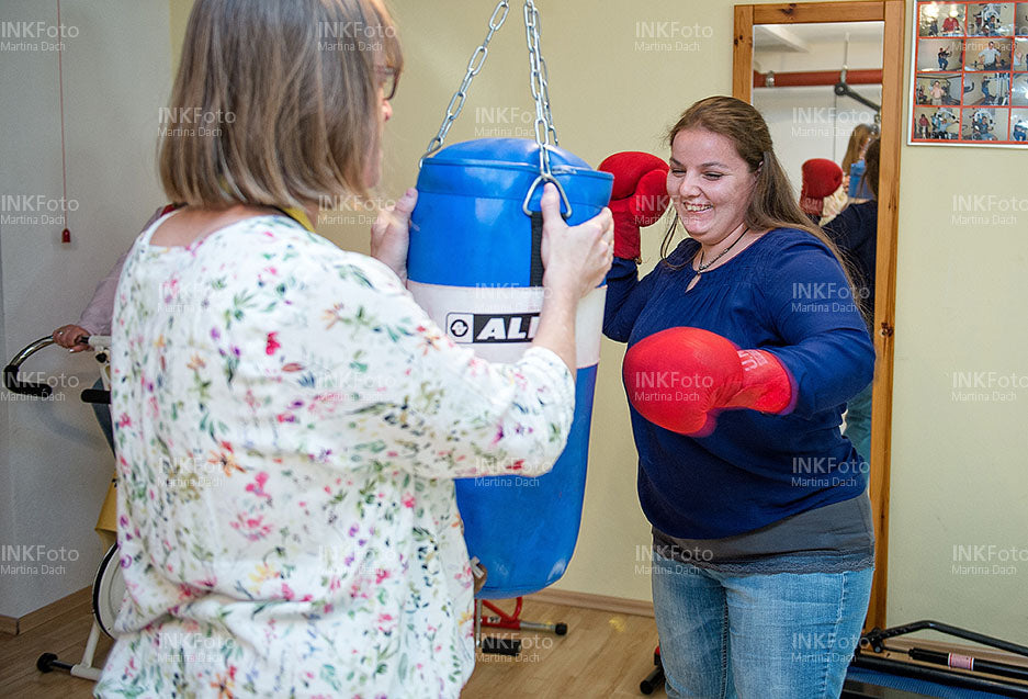 2 Frauen im Fitnessraum am Boxsack
