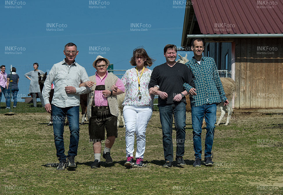 Gruppe von Menschen beim wandern.