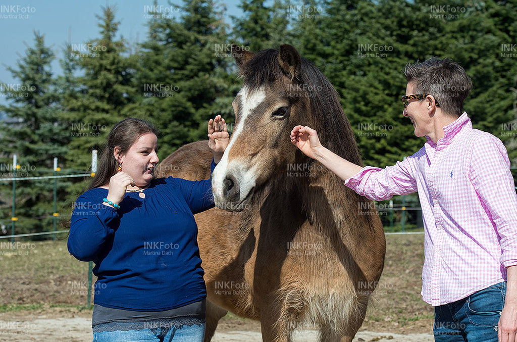2 Frauen mit Pferd