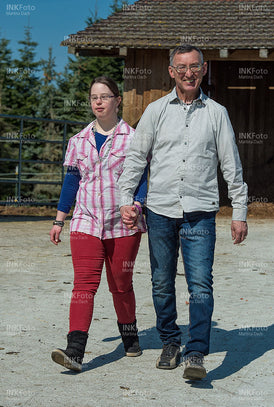 Vater und Tochter gehen Hand in Hand auf dem Land spazieren