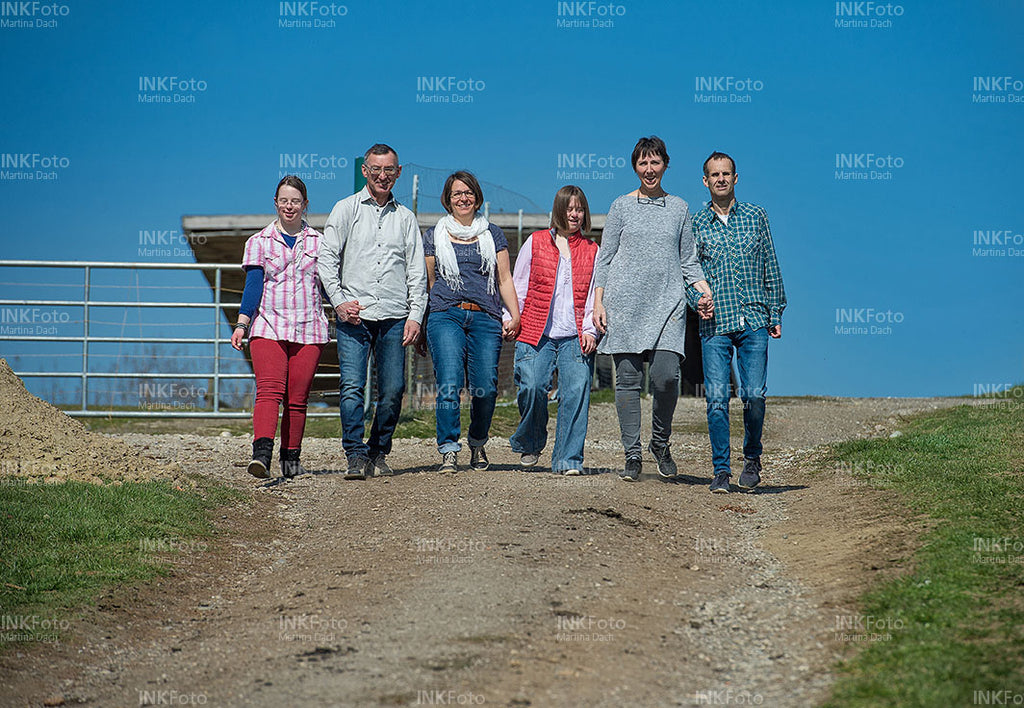 Fröhliche Gruppe von Menschen beim Wandern