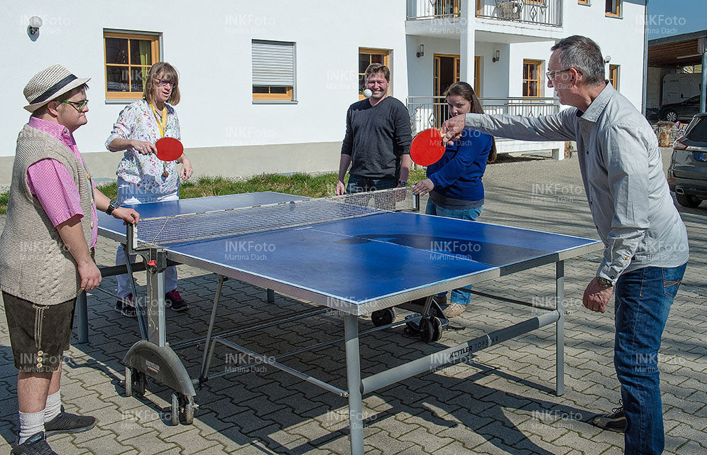 Gruppe von Menschen spielen Tischtennis