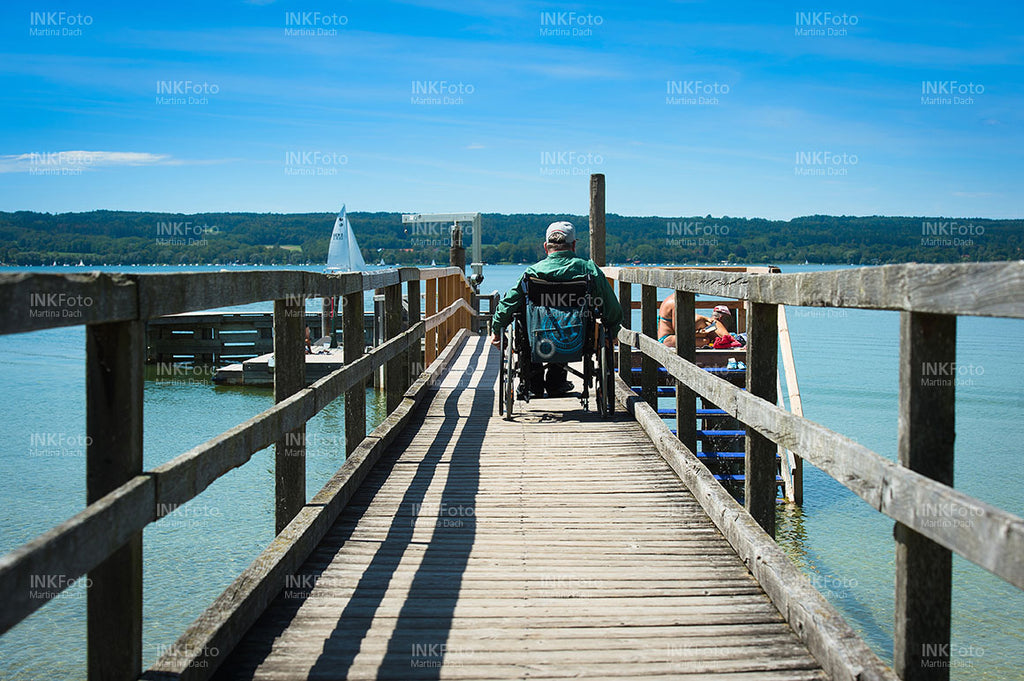 Mann im Rollstuhl am See