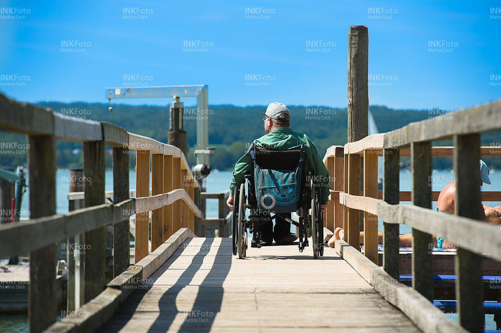 Mann im Rollstuhl am See