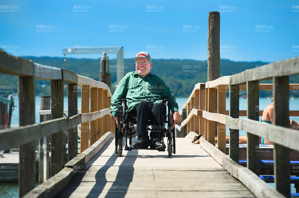 Mann im Rollstuhl am See