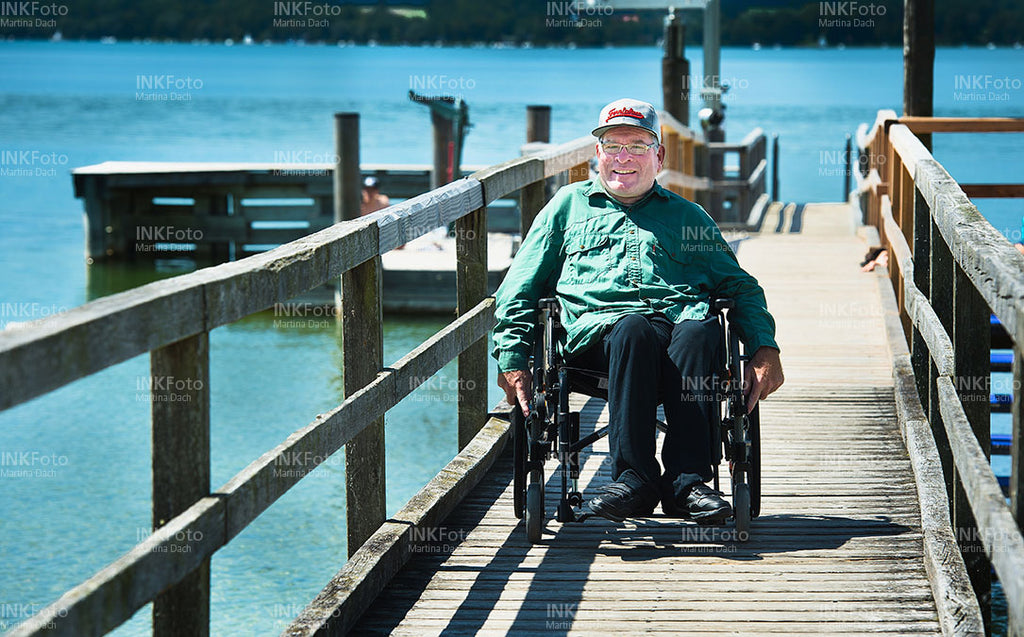 Mann im Rollstuhl am See