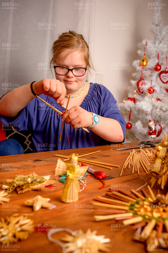 Junges Mädchen bastelt Strohsterne