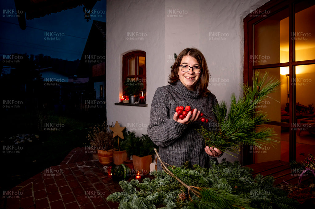 Junge Frau bei weihnachtlichen Vorbereitungen.
