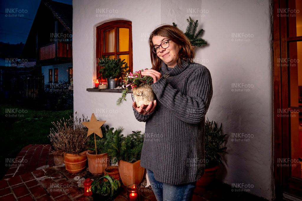 Junge Frau bei weihnachtlichen Vorbereitungen.