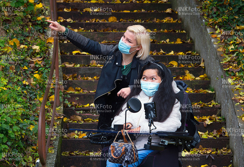 2 junge Frauen beim spazierengehen im Herbst.