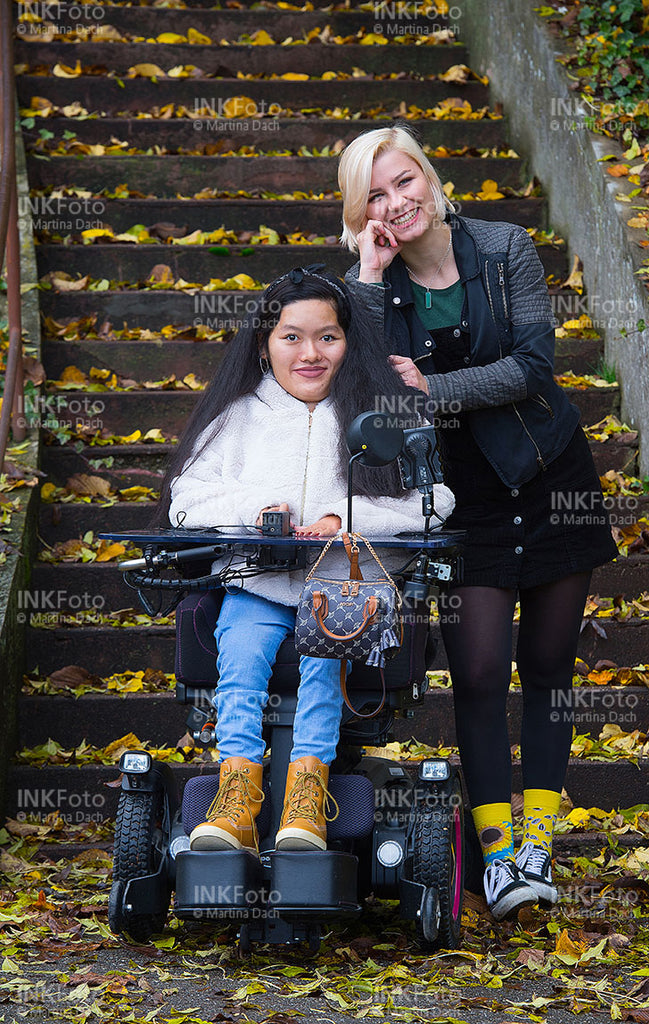 2 junge Frauen beim spazierengehen im Herbst.