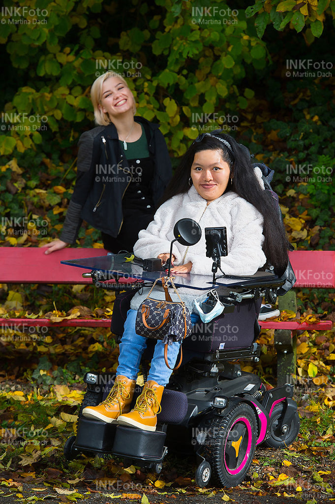 2 junge Frauen beim spazierengehen im Herbst.