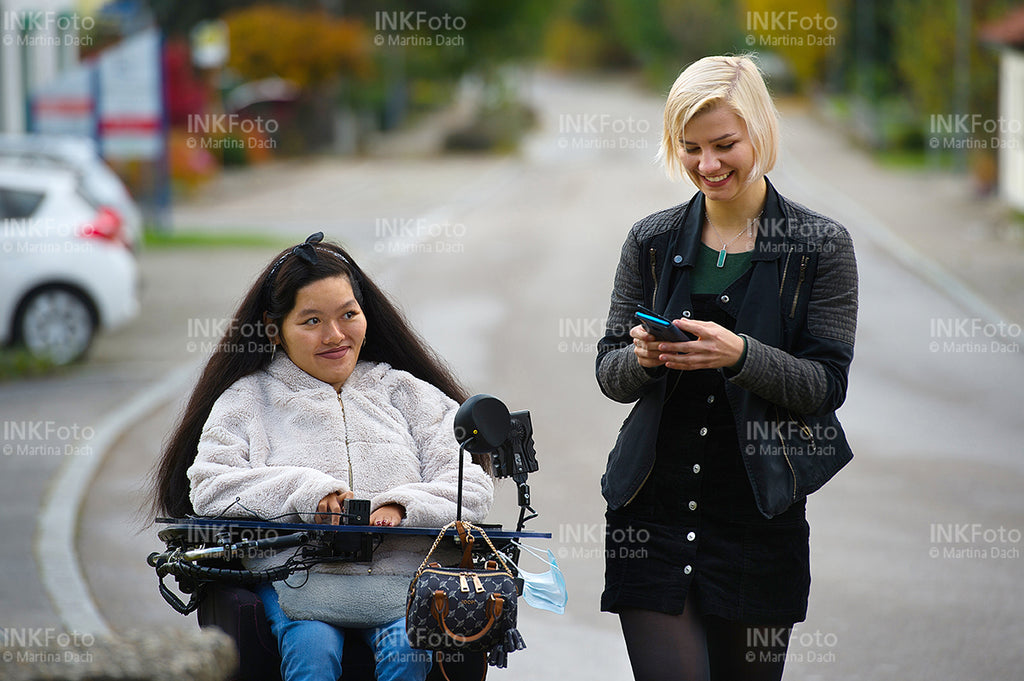 2 junge Frauen beim spazierengehen im Herbst.