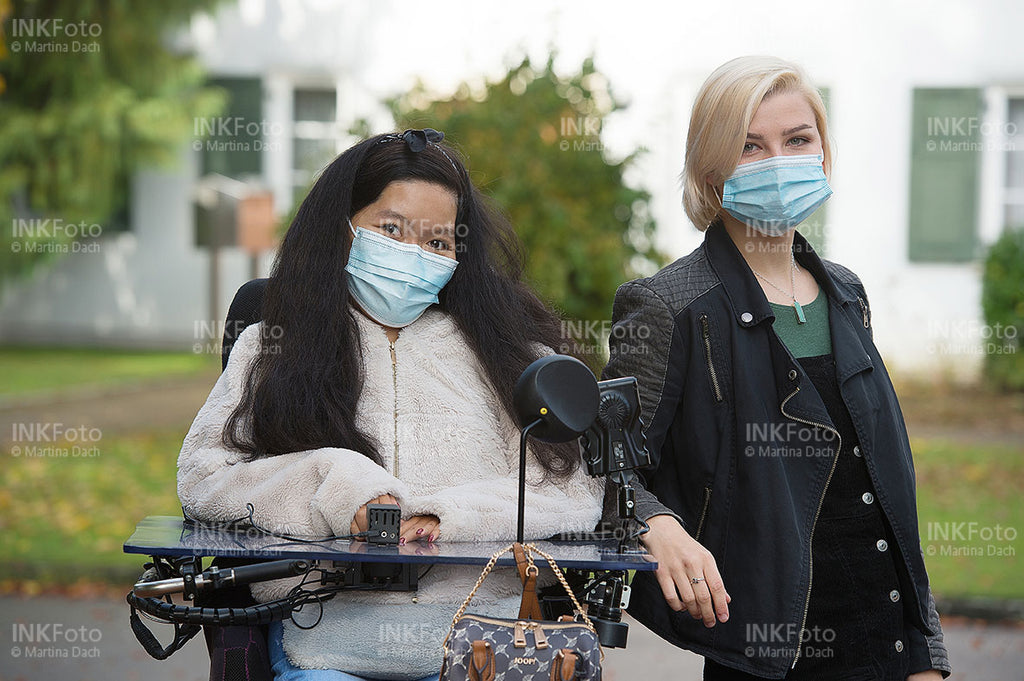 2 junge Frauen gehen bei herbstlichen Wetter spazieren.