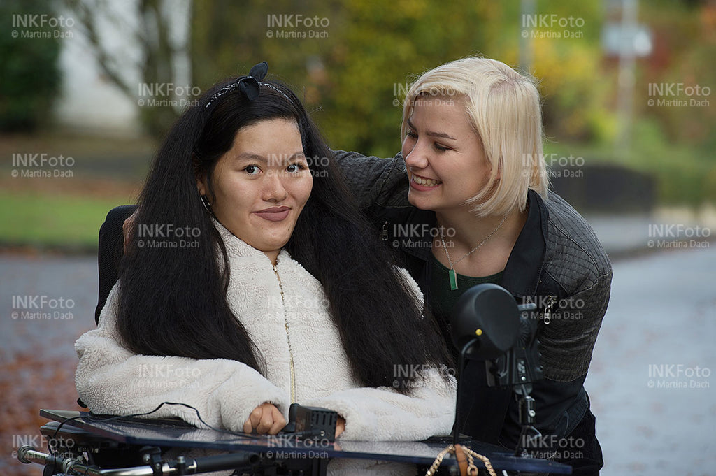 2 junge Frauen gehen bei herbstlichen Wetter spazieren.