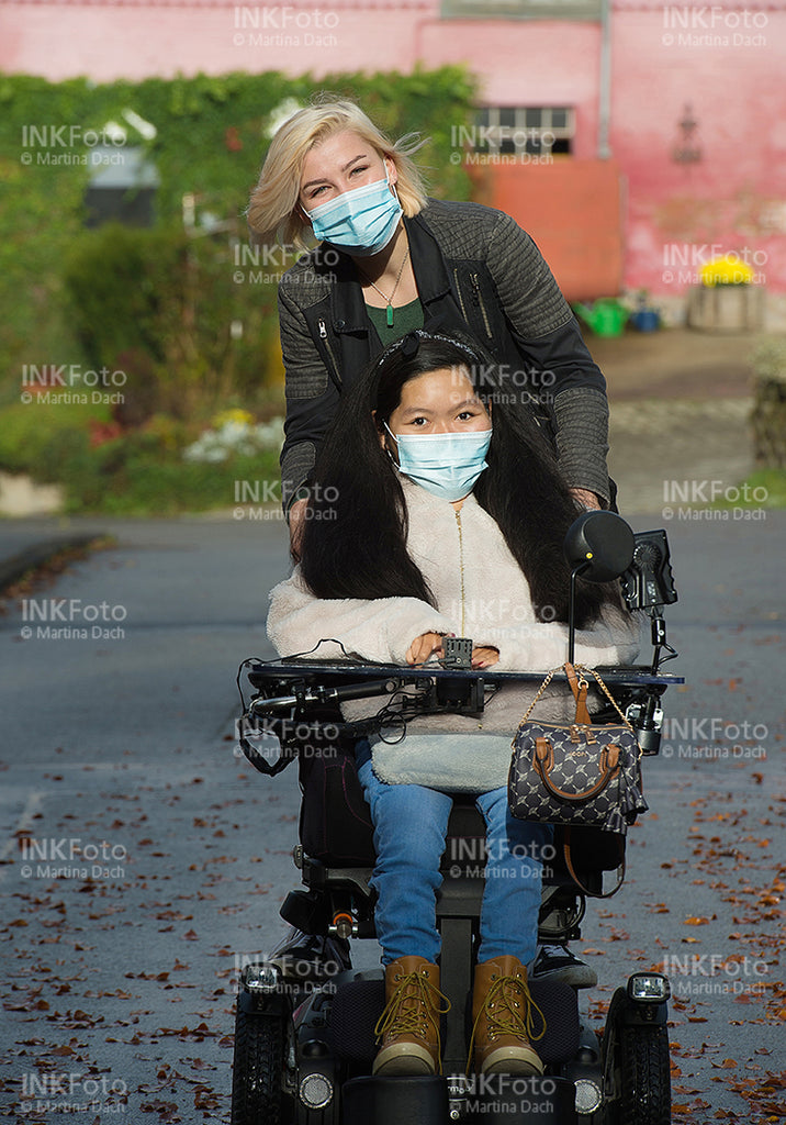 2 junge Frauen gehen bei herbstlichen Wetter spazieren.