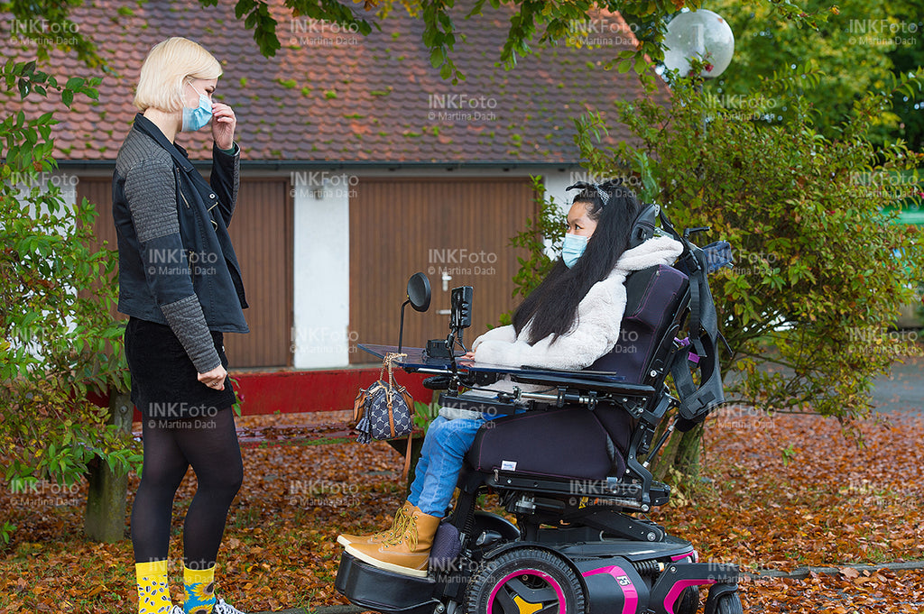 2 junge Frauen gehen bei herbstlichen Wetter spazieren.