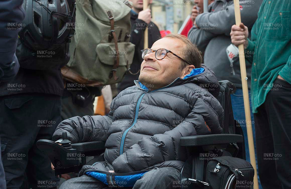 Mann im Rollstuhl bei einer Demonstration