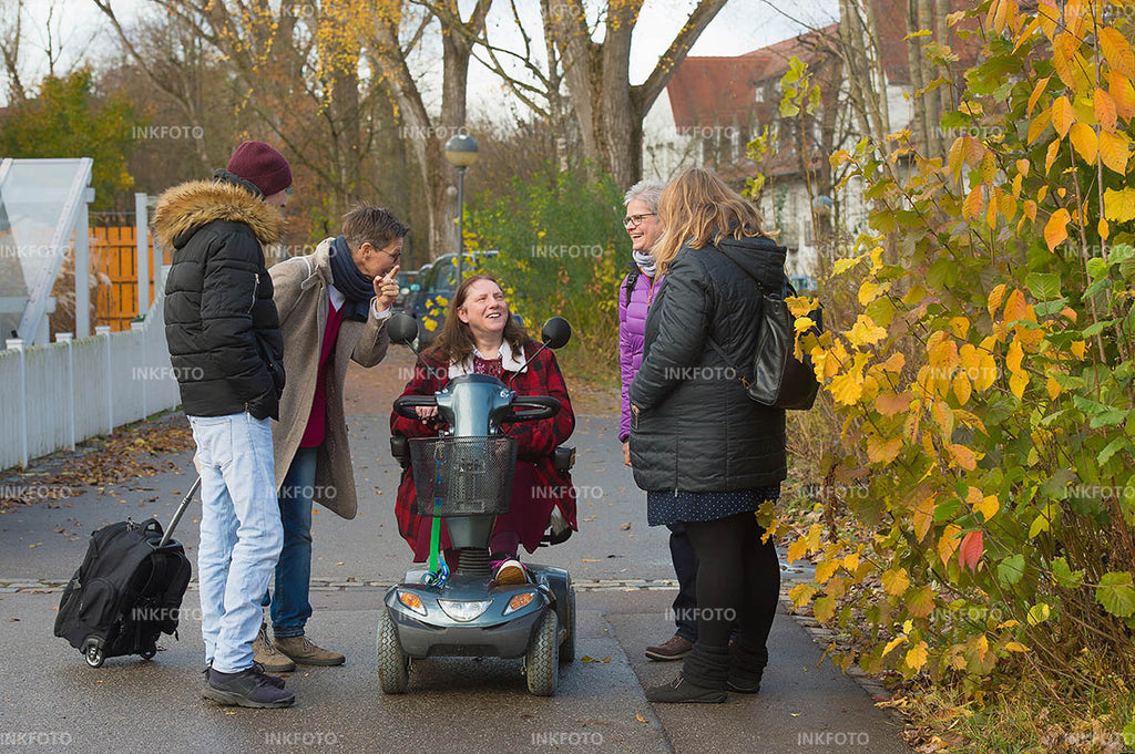 Treffen von Freunden für einen gemeinsamen Spaziergang